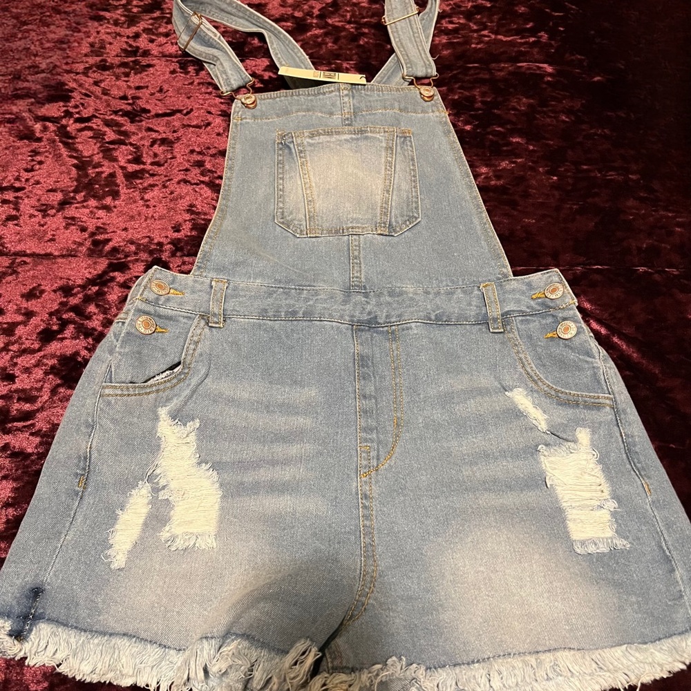 Women’s overall shorts.
